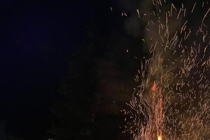 Alàs, a l’Alt Urgell, va celebrar divendres a la nit la tercera edició de les seues falles.