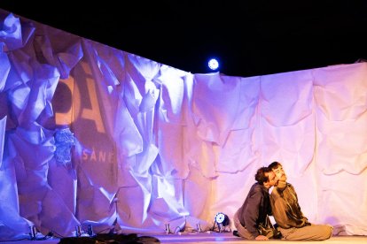 Oriol Genís i Mont Plans van representar ahir l’obra ‘Cadires’ davant del temple romànic de Borén.