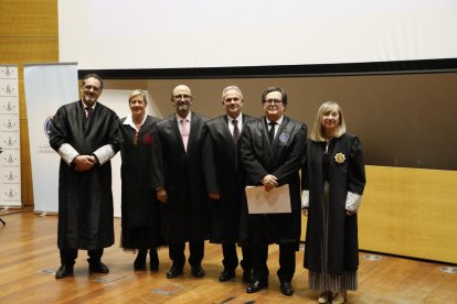 Albareda (esq.) i la presidenta de l’Audiència (dreta) amb quatre homenatjats per 40 anys d’exercici.