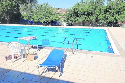 Las piscinas de Alfarràs donde se registraron graves daños en el vaso principal y destrozaron el bar.
