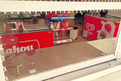 Las piscinas de Alfarràs donde se registraron graves daños en el vaso principal y destrozaron el bar.