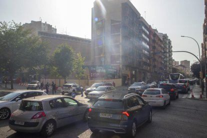 El incendio en el transformador soterrado provocó una densa columna de humo negro.