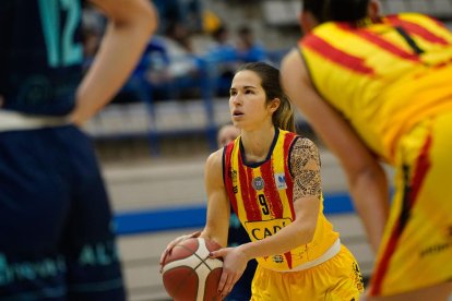 Laura Peña reapareció con un vistoso vendaje en el hombro izquierdo.