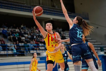 Laura Peña reapareció con un vistoso vendaje en el hombro izquierdo.