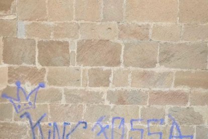 Pintades als murs de l'església d'Almenar