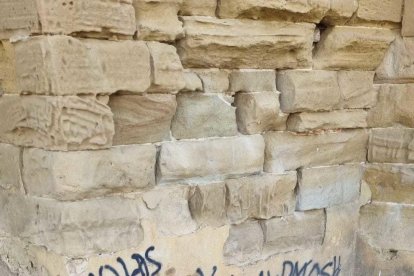 Pintades als murs de l'església d'Almenar