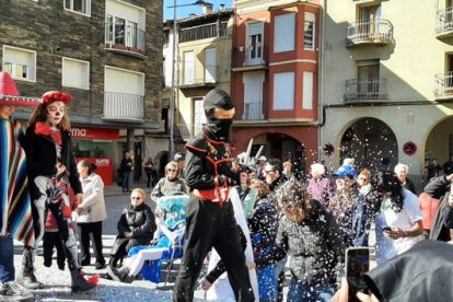 Balaguer. Josep Vallverdú no quiso perderse la celebración del Carnaval y posó con el rey y la reina de la fiesta de la capital de la Noguera, así como con la carroza dedicada a su centenario.