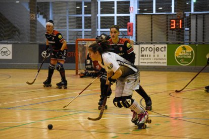 Arantxa González, jugadora del Alpicat, intenta superar a la asturiana Marta González.