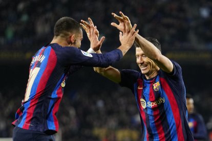 Ferran Torres i Lewandowski celebren el gol del polonès.