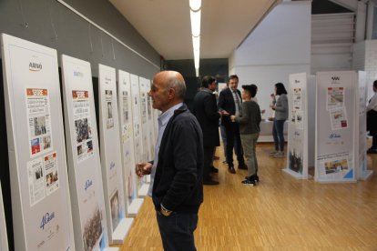 Asistentes a la muestra, ayer después del acto de inauguració