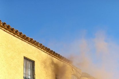 Los Bomberos trabajaron con cinco dotaciones en el fuego de Rocallaura, que se saldó sin heridos.