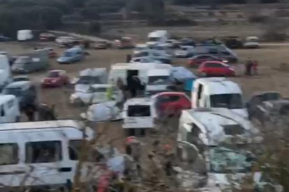 Vehicles i furgonetes dels assistents a la festa.