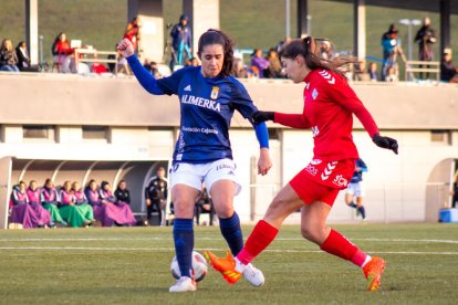 Laura Fernández cola un túnel a Alejandra Moro, de l’Oviedo, ahir durant el partit.