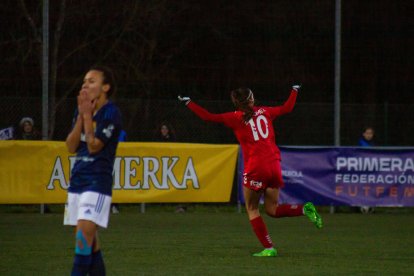 Laura Fernández cola un túnel a Alejandra Moro, de l’Oviedo, ahir durant el partit.