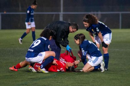 Laura Fernández cola un túnel a Alejandra Moro, de l’Oviedo, ahir durant el partit.