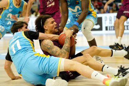 Michael Carrera disputa una pilota amb el col·legial Héctor Alderete durant el partit d'ahir.