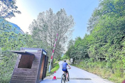 Un ciclista accedint ahir a Valarites, a Aran.