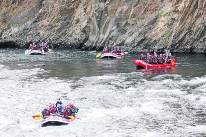 Barques de ràfting baixant per la Noguera Pallaresa.