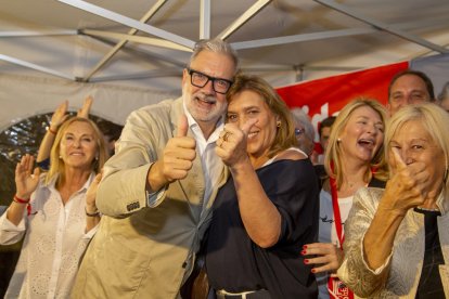“Parlaré amb tots, menys amb Vox” - El guanyador de les eleccions, Fèlix Larrosa, va prometre escoltar la ciutadania i parlar amb tots els grups de la Paeria, excepte amb Vox, malgrat que va evitar pronunciar-se sobre possibles aliances en un ...