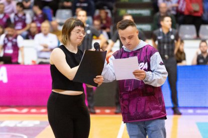 Dos miembros de Lleida Down leyeron un manifiesto.