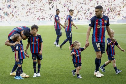 Busquets i Alba, amb els fills abans de jugar.