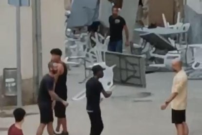 Reproducció d’alguns moments de la batussa, que es va produir a les 7.30 hores d’ahir a la plaça Major de Puigverd de Lleida.