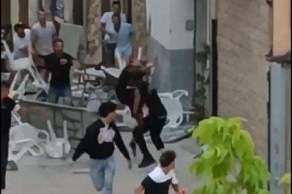 Reproducció d’alguns moments de la batussa, que es va produir a les 7.30 hores d’ahir a la plaça Major de Puigverd de Lleida.