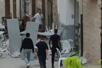 Reproducció d’alguns moments de la batussa, que es va produir a les 7.30 hores d’ahir a la plaça Major de Puigverd de Lleida.