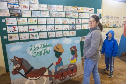 Josep Arrufat, de Rocafort de Vallbona, posa amb els seus cavalls ahir a Anglesola.