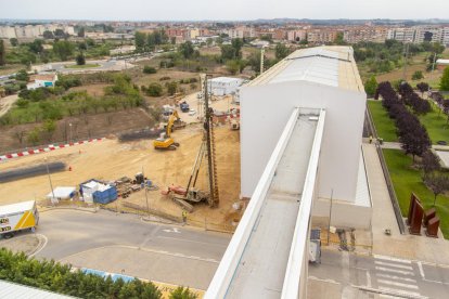 Un hospital gairebé nou. La construcció del nou bloc quirúrgic, a dalt, i de l’edifici de consultes externes, a baix, són les principals obres que s’estan executant a l’Arnau. Entre els dos sumen 71 milions.