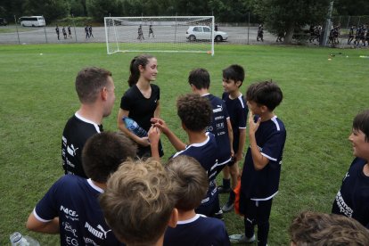 Bruna Vilamala posa ayer delante de los participantes en el Pep Summer Camp de Rialp.