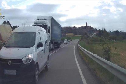 Vídeo | Un veí de Lleida, a punt de provocar un accident amb un avançament temerari a Osca