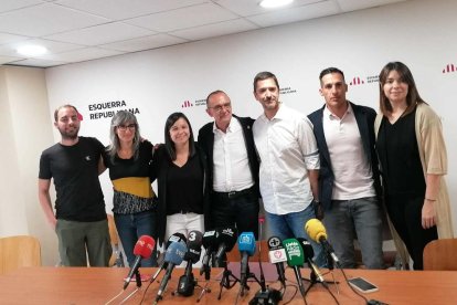 Pueyo, tras la rueda de prensa, acompañado de otros miembros del grupo municipal de ERC.