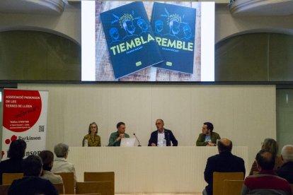 Taula de l’Associació de Parkinson de Lleida, ahir a l’Arnau.