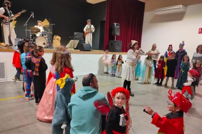 El Pont de Suert. La plaza dels Pirineus, frente a la iglesia Nova de L’Assumpció, fue el centro neurálgico el sábado de la fiesta de Carnaval en la capital de la Alta Ribagorça.