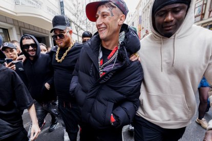 Un cantant revoluciona el centre de Madrid al llançar 5.000 euros a l'aire