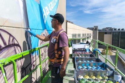 Así amaneció el mural de la canalización del río al día siguiente de pintarse.