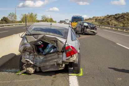 Vista dels dos vehicles implicats ahir en la col·lisió a l’A-22 a Raimat.