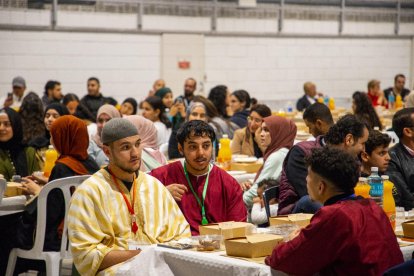 Centenares de fieles rezando el viernes en el Palau de Vidre.