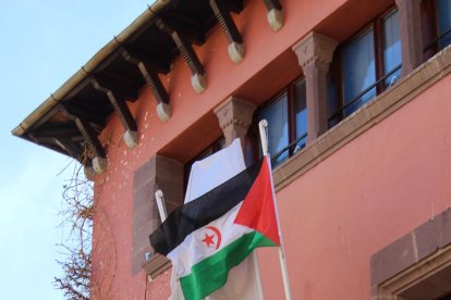 Una vintena de persones es van reunir al Pati de la Paeria per celebrar aquesta efemèride.