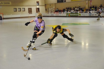 Vale Fernández marca uno de los tres tantos que firmó ayer ante el Mataró.