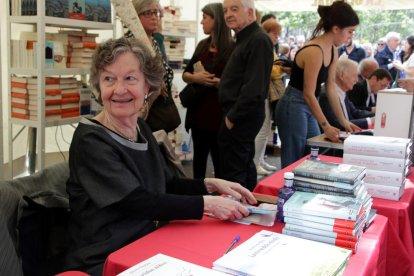 Llargues cues de lectors per aconseguir signatures dels autors preferits