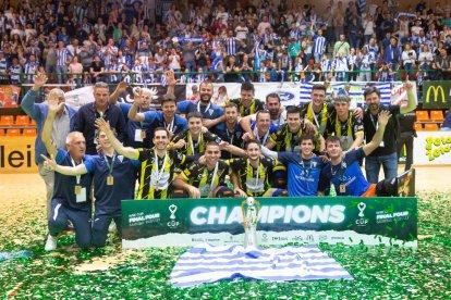 Els aficionats del Voltregà van envair la pista tot just acabar el partit, saltant des de la grada superior. A la dreta, Teixidó marca un dels tres gols d’ahir.