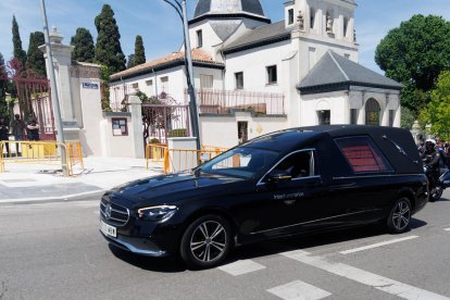 El coche fúnebre con los restos de José Antonio Primo de Rivera llegan al cementerio sacramental de San Isidro.