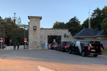 Coches fúnebres llegan al Valle de Cuelgamuros para la exhumación de Primo de Rivera.