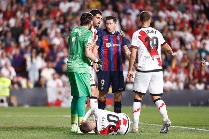 Lewandowski i Ferran Torres es lamenten després d’un gol encaixat.