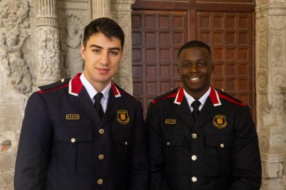 El comissari Josep Maria Estela, a l’esquerra, durant la seua intervenció ahir a la Seu Vella amb motiu del Dia de les Esquadres.