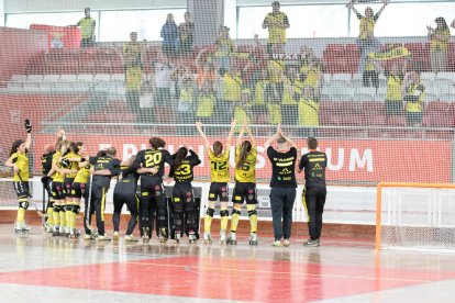 Luchi Agudo, bigolejadora, celebra un dels gols.