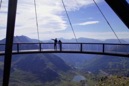 Des del mirador solar de Tristaina, ubicat a la vall d’Ordino, poden veure’s el circ glacial de Tristaina, les valls d’Auzat i el cim de la Pica d’Estats.