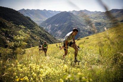 Un momento de la salida ayer por la mañana de la prueba de 105 kilómetros de la Val d’Aran by UTMB.